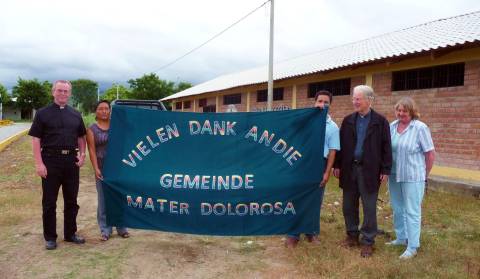 Pfarrer Felgner, Pfarrer Schlede und Gertrud Schulz vor der neuen Schule in Bagua Grande