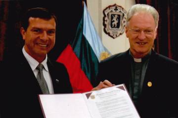 Verleihung der Goldenen Ehrennadel an Pfarrer [[personen:michael_schlede|Michael Schlede]] durch den Bürgermeister von Chachapoyas