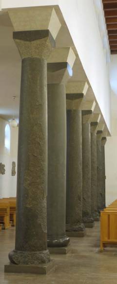 Die Säulenreihe am rechten Seitenschiff