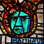 Evangelist Matthäus im Kirchenfenster im linken Seitenschiff