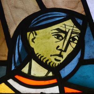 Jesus bei der Auferstehungsszene im Kirchenfenster im rechten Querschiff