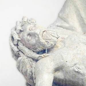 Jesus in der Pieta in der Außenwand des Chorraums