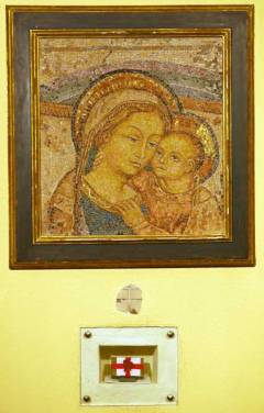 Marienikone und darunter die Reliquien der Kuratie Maria Mutter vom Guten Rat