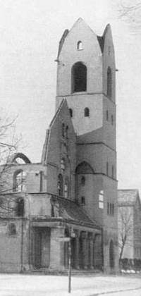 Glockenturm nach der teilweisen Zerstörung 1943