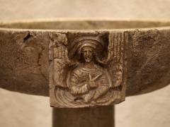 Relief an der Vorderseite des Taufsteins