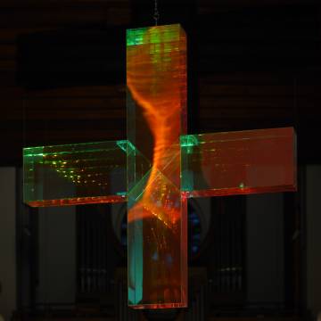 Lichtkreuz im Altarraum von Mater Dolorosa