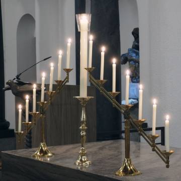 Tenebrae-Leuchter auf dem Altar zum Beginn der Lesehore