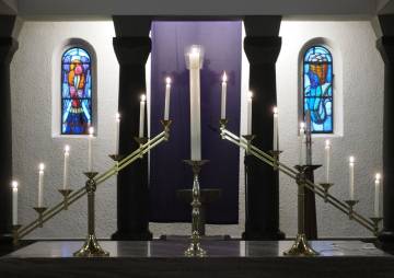 Tenebrae-Leuchter auf dem Altar