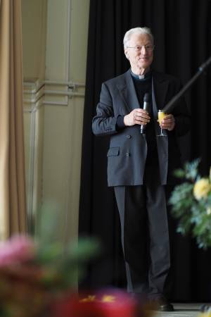 Pfarrer Michael Schlede beim Empfang anlässlich seines Goldenen Priesterjubiläums
