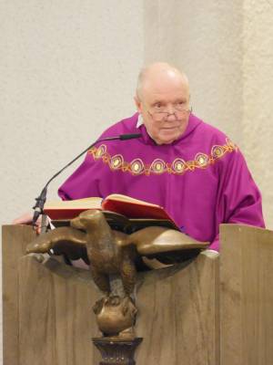 Pfarrer Dieter Schmidt an seinem 80. Geburtstag am Ambo