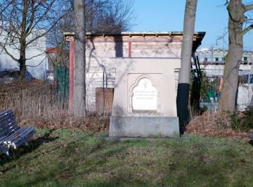 Gedenkstein auf dem ehemaligen Friedhof der Schwestern vom Kloster Vom Guten Hirten