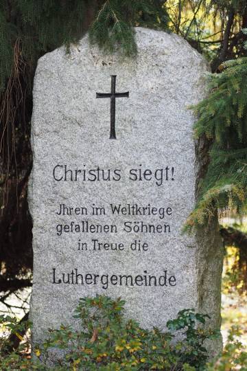 Gedenkstein auf dem Luther-Friedhof