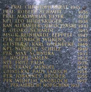 Gedenktafel auf dem Sankt-Matthias-Friedhof