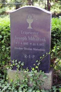 Grabstein von Erzpriester Joseph Mihaltsek auf dem Friedhof der Sankt-Matthias-Gemeinde in Berlin-Tempelhof