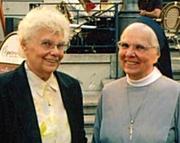 Schwester Irmintrud (rechts) zusammen mit ihrer leiblichen Schwester Thea Müller-Schönau