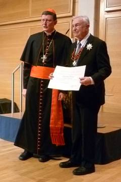 Kardinal Woelki und Lorenz Weinrich nach der Übergabe der Insignien