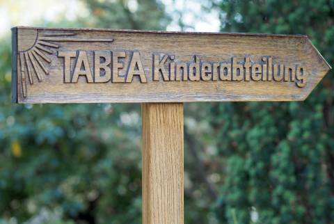 Wegweiser zur Tabea-Begräbnisanlage für Kinder auf dem Kreuz-Friedhof