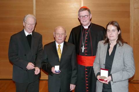 Pfarrer Michael Schlede, Peter Langer, Rainer Kardinal Woelki und Annelen Hölzner-Bautsch nach der Verleihung der Hedwigsmedaillen
