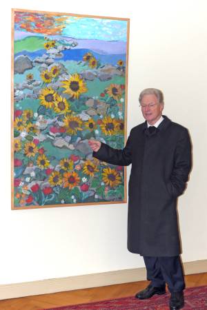 Pfarrer Michael Schlede mit dem Stiftungsgemälde der Künstlerin Maria Bahrdt mit dem Pfad der Sonnenblumen, die den Weg zum Erreichen des Stiftungsziels beschreiben
