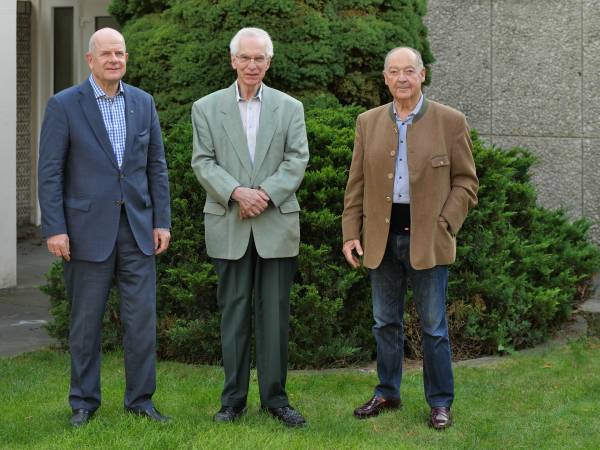Der dreiköpfige Stiftungsvorstand im September 2021 im Innenhof des Gemeindehauses (von links nach rechts): Joachim Goerke-von Stockert, Rolf Herrmann, Christoph Haehling von Lanzenauer