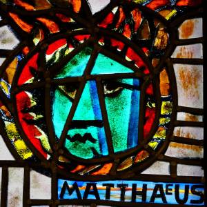 Evangelist Matthäus im Kirchenfenster im linken Seitenschiff