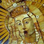 Marienikone aus Bernstein im Mai und Oktober im Altarraum