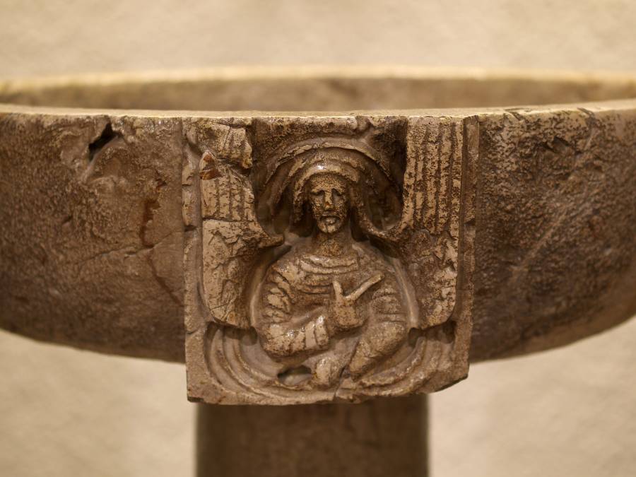 taufstein.detail.vorne.jpg