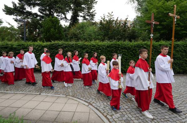 fronleichnamsprozession.3.6.2018.ministranten.marienschwestern.jpg