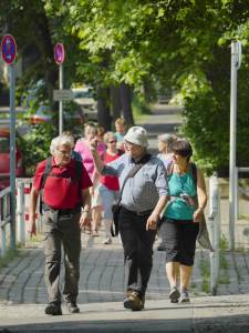 pilgergruppe.mater.dolorosa.vor.klepper-park.jpg