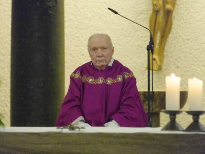 pfarrer.schmidt.80.geburtstag.altar.1.jpg