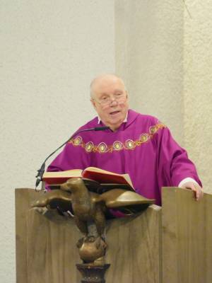 pfarrer.schmidt.80.geburtstag.ambo.3.jpg
