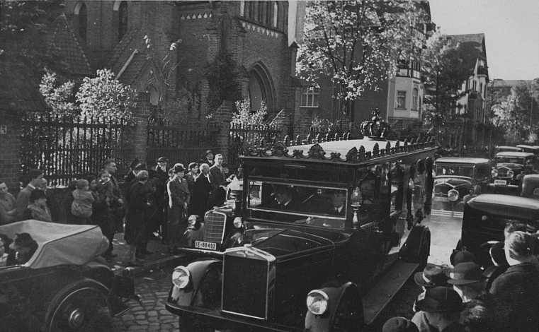 trauerzug.fuer.maximilian.beyer.vor.pfarrkirche.heilige.familie.jpg
